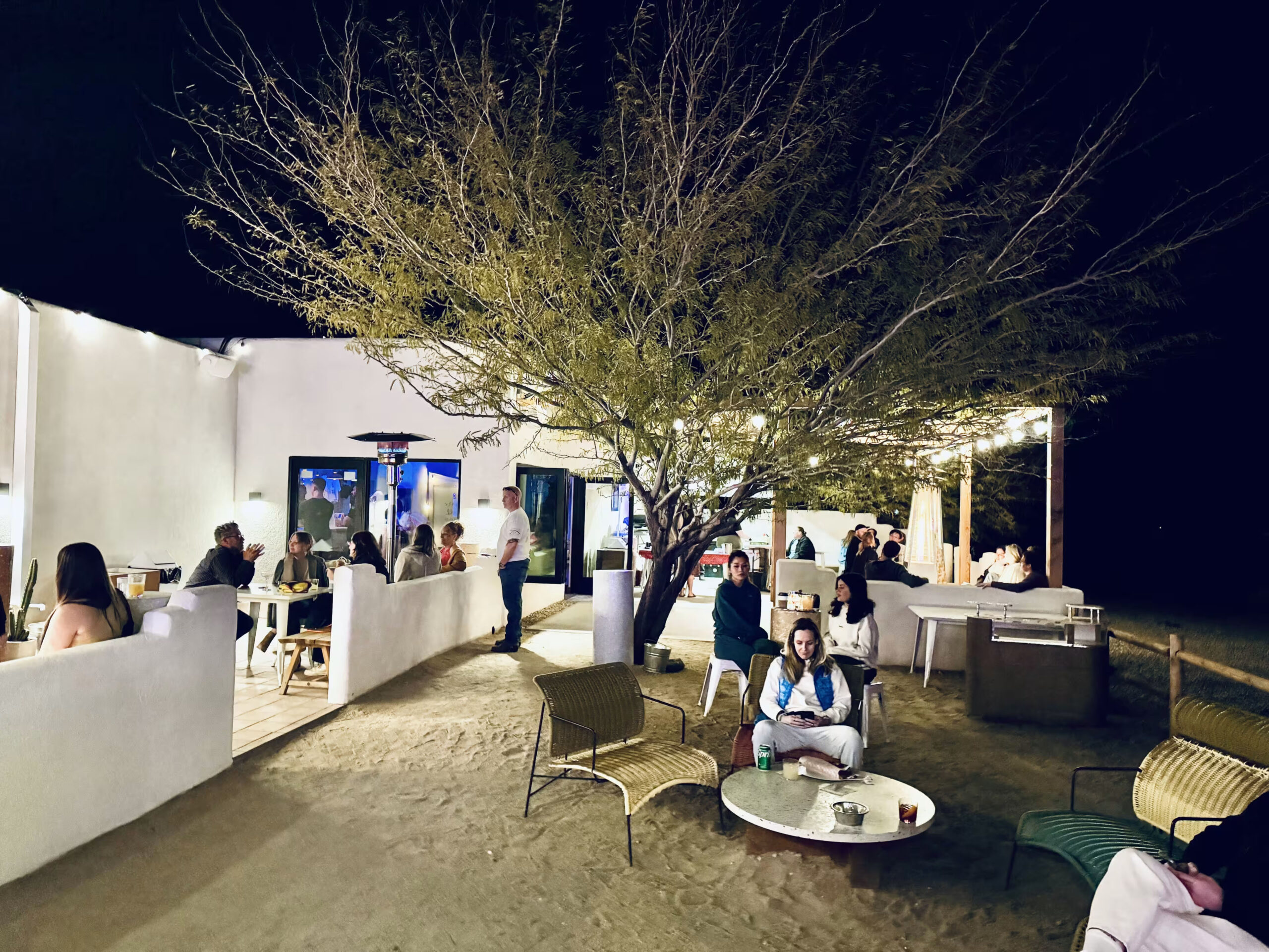 mas-o-menos-night-outdoor1